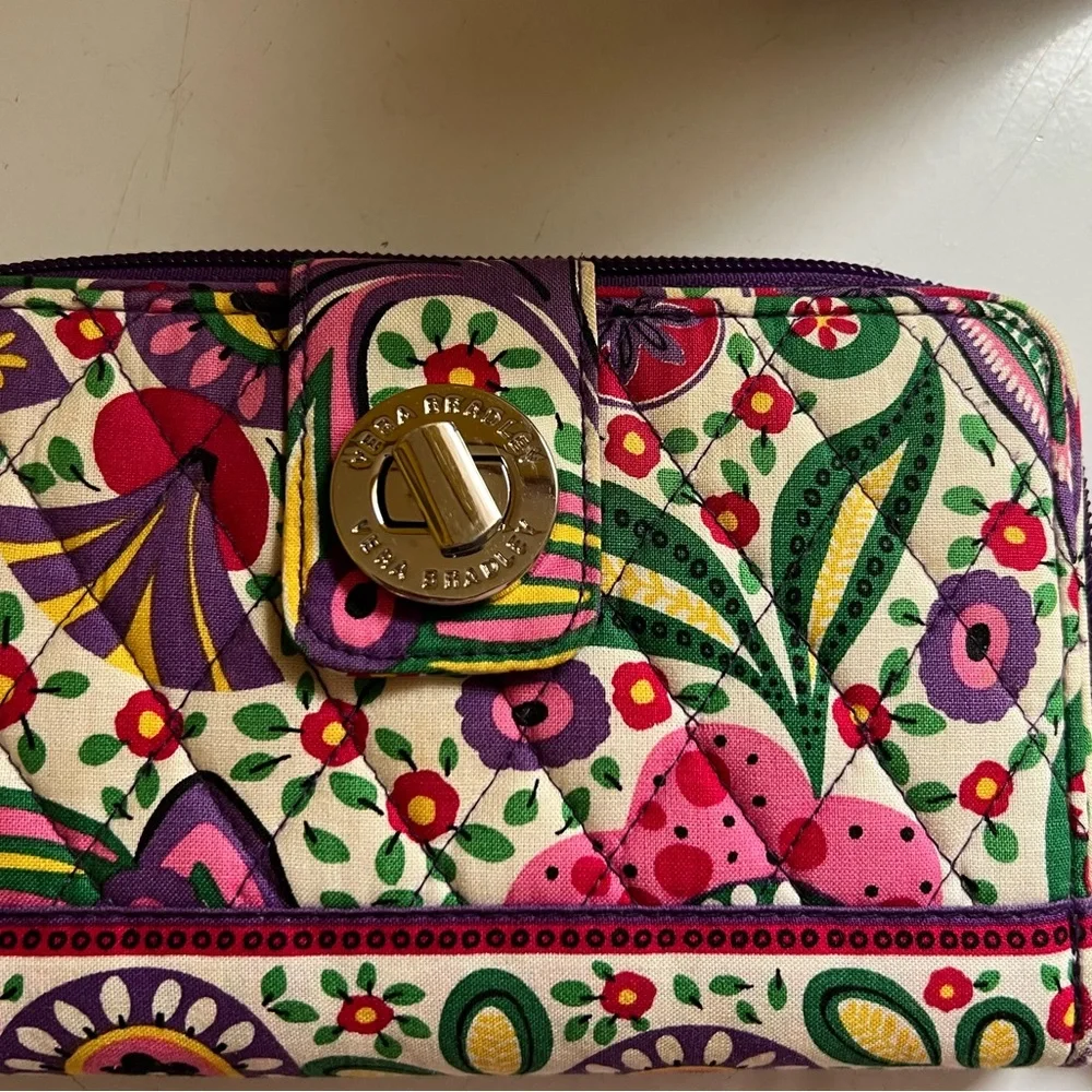 Vera Bradley turnlock wallet in the "Viva La Vera" pattern - Picture 1 of 6